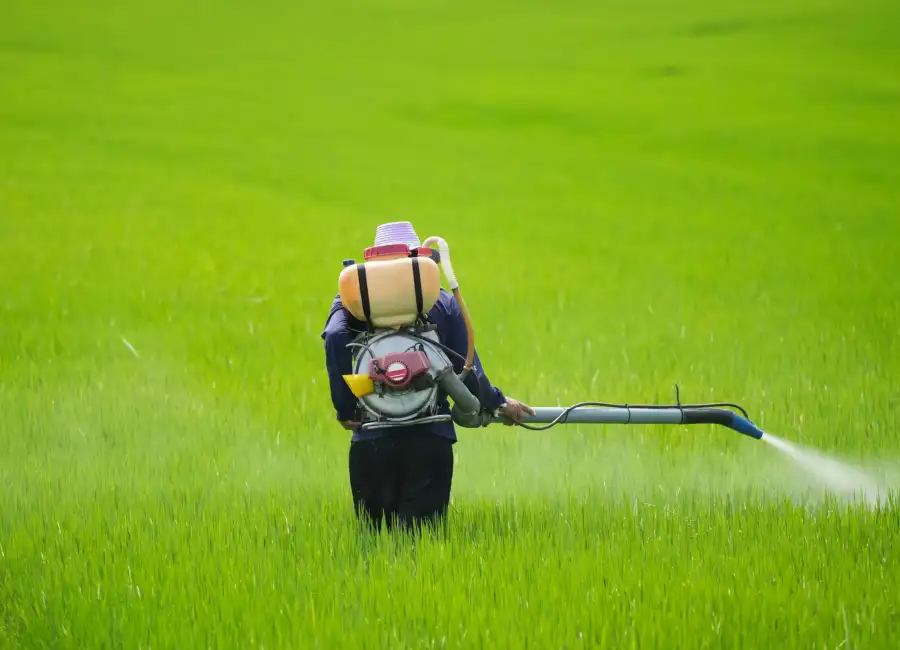 farm-worker-spraying-field-in-countryside-setting-2026-01-08-00-02-45-utc
